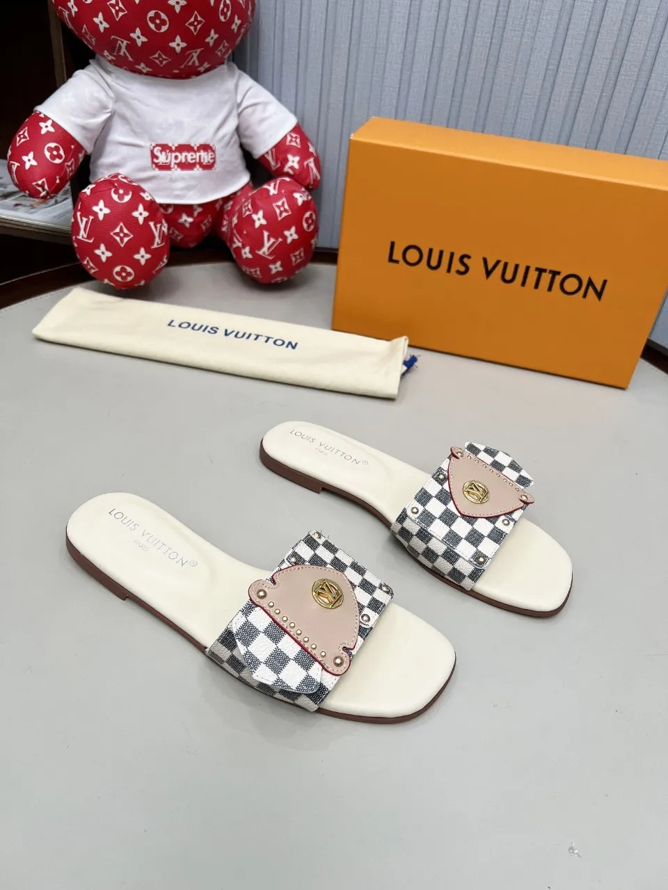 👟👟Ex-factory price 320👟👟 Genuine leather sole +40 Louis Vuitton, 1:1 advanced customization upper, fabric: customized LV special fabric, lining: sheepskin, original molding hardware, code number: 35-42, order with pictures, welcome to send pictures to place an order,
